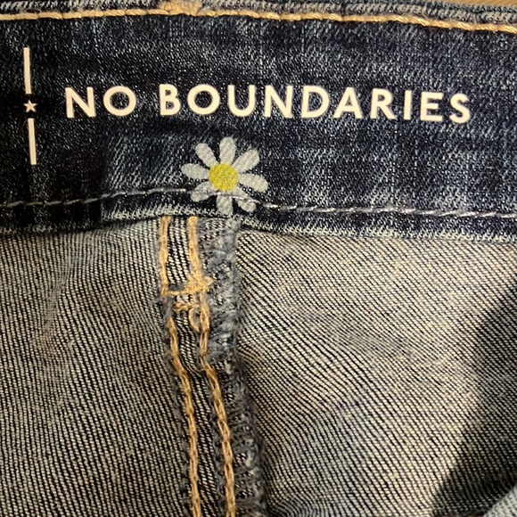 No boundaries women’s crop pants size 11 - Picture 3 of 4